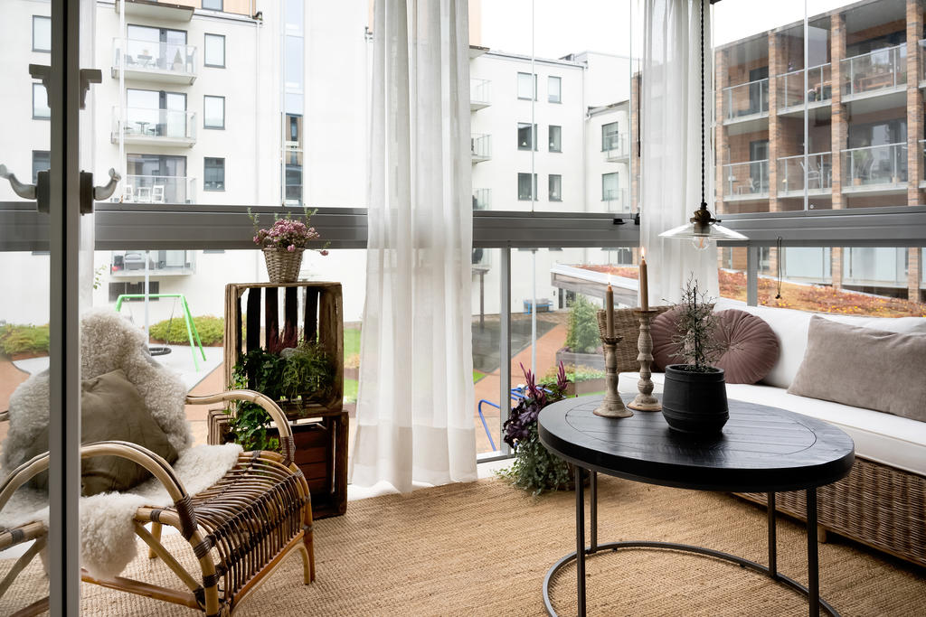 En otroligt mysig, inglasad balkong mot innergården. Gott om plats för möbler.