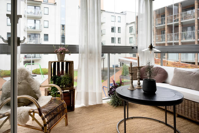 En otroligt mysig, inglasad balkong mot innergården. Gott om plats för möbler.