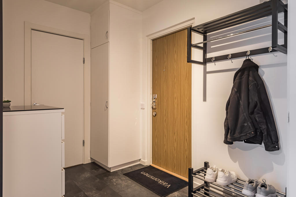 Hall med gott utrymme för förvaring.