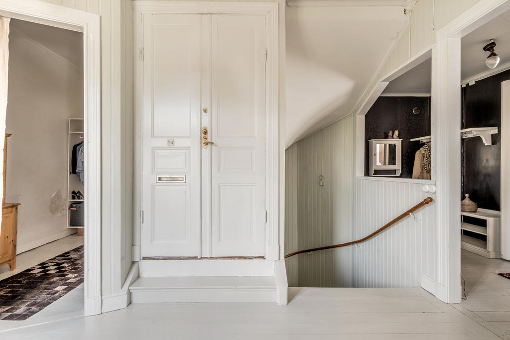 Rymlig hall med avhängningsyta, klädkammare som skulle kunna göras till ett mindre sovrum, egen ingång till vinden.  