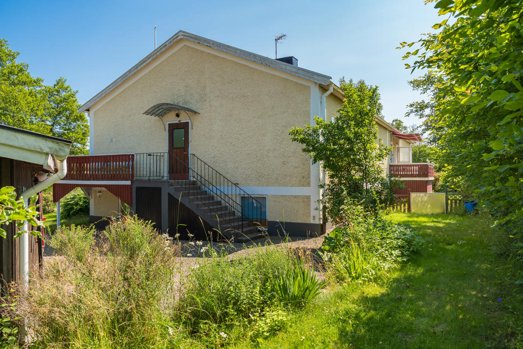 Gaveln av huset med entré till lägenhet 3 (3 rok)