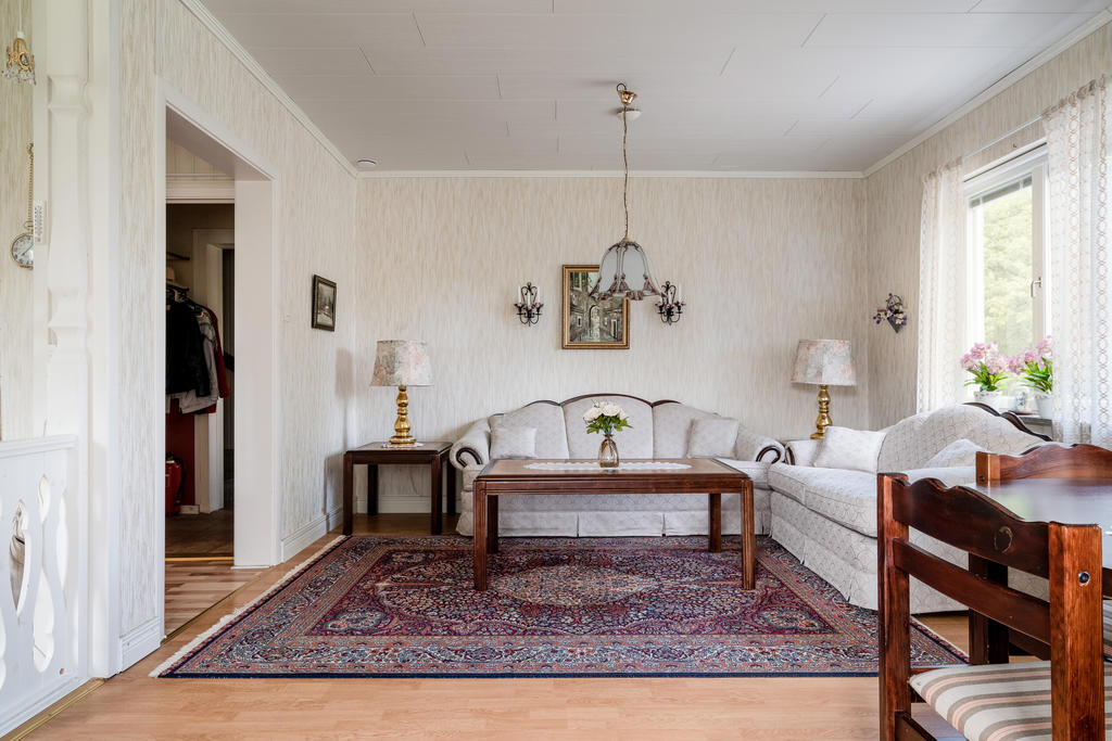Del av vardagsrummet som går i vinkel och har en halvöppen lösning