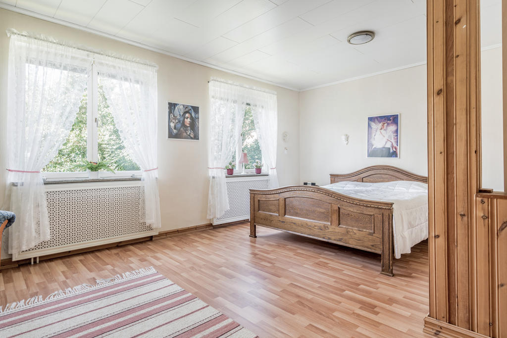 Stora sovrum 1 i största lägenheten (5 rok)