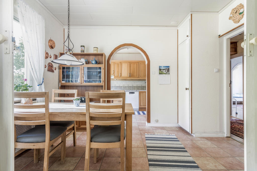 Kökets matplats och öppningen mot kökets arbetsdel (stora lägenheten)