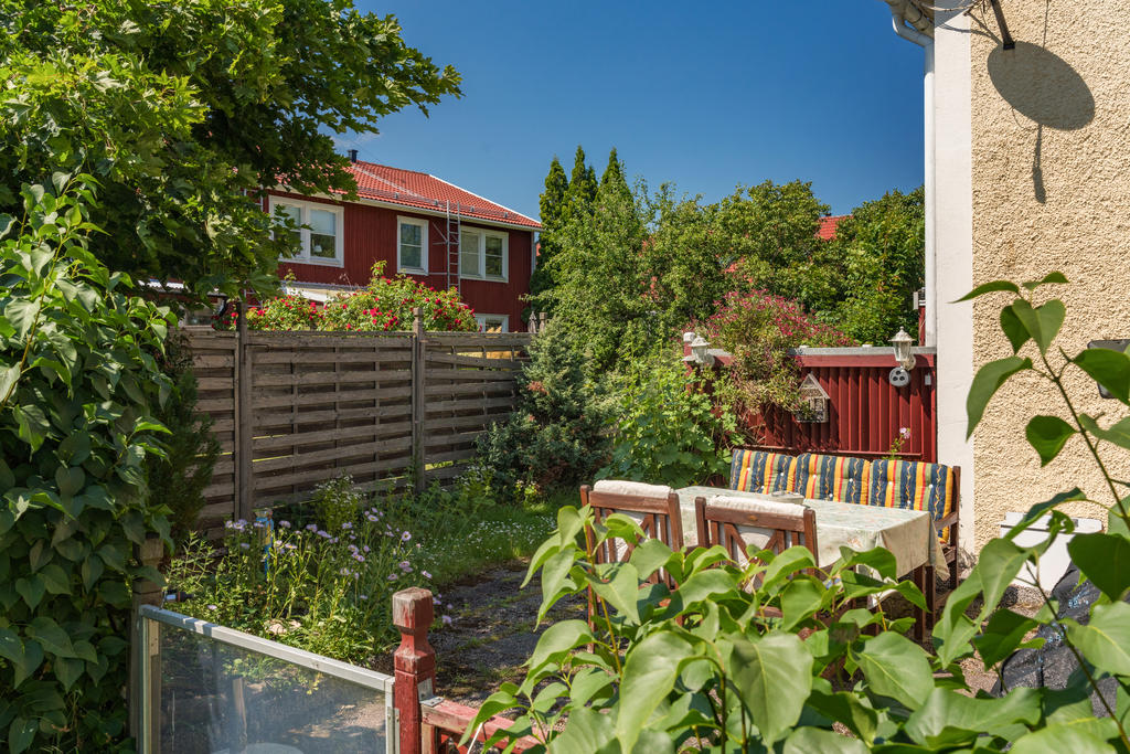 Uteplatsen med eftermiddagssol, från lägenhet 1