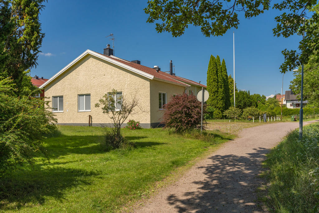 Huset sett från gaveln med grusstigen som slingrar sig förbi utanför