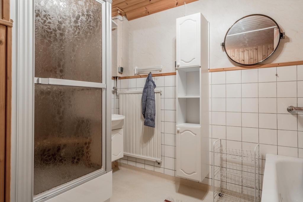 Duschkabin och badkar i badrum, källarplan