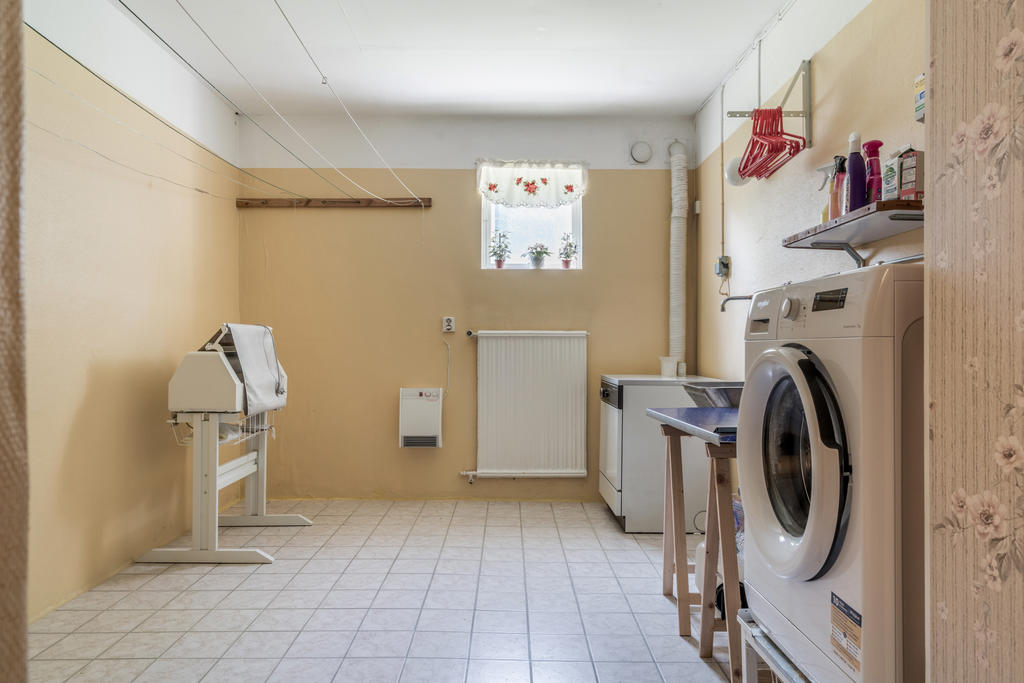 Stor tvättstuga, källarplan