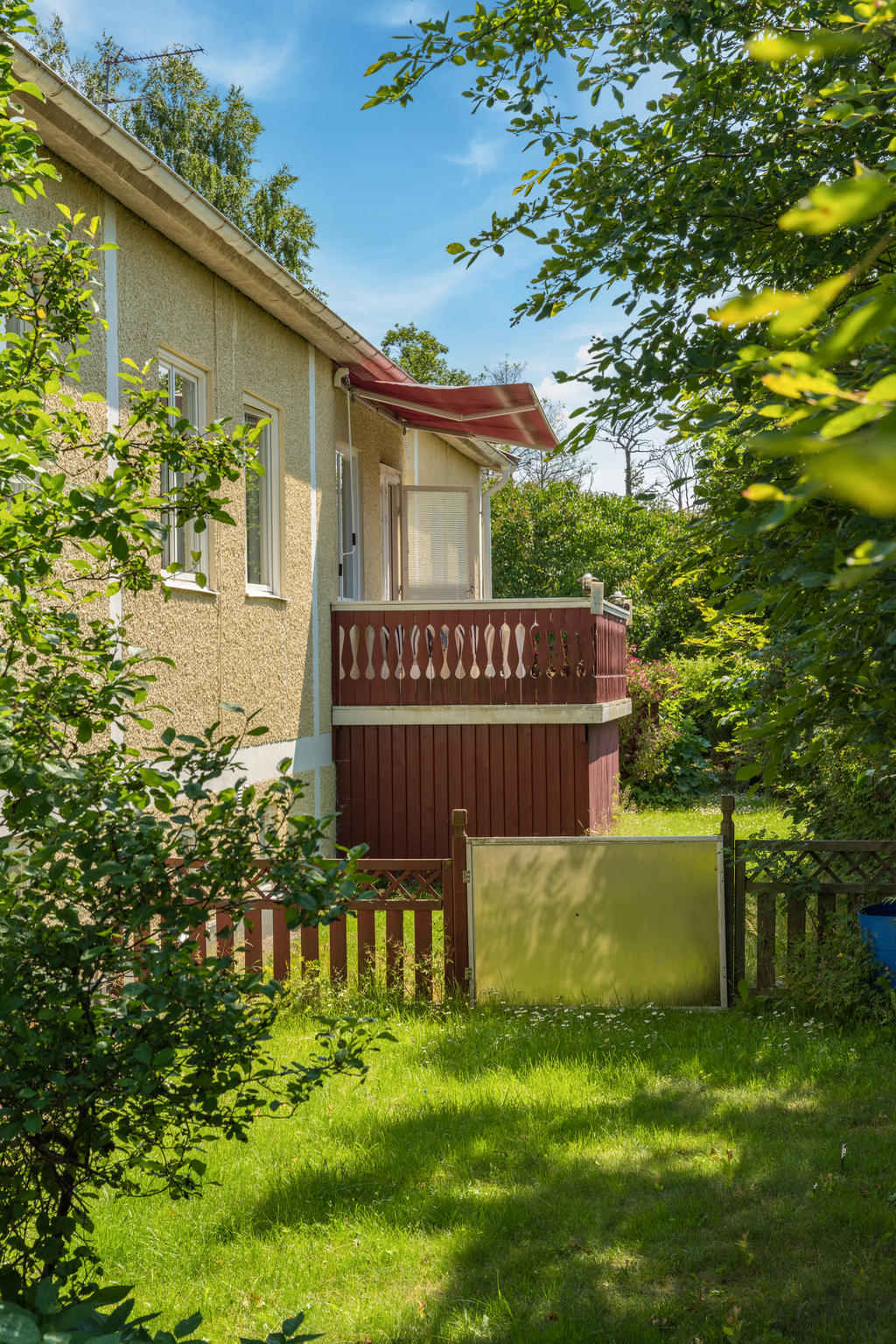 Del av grönskande trädgården på baksidan