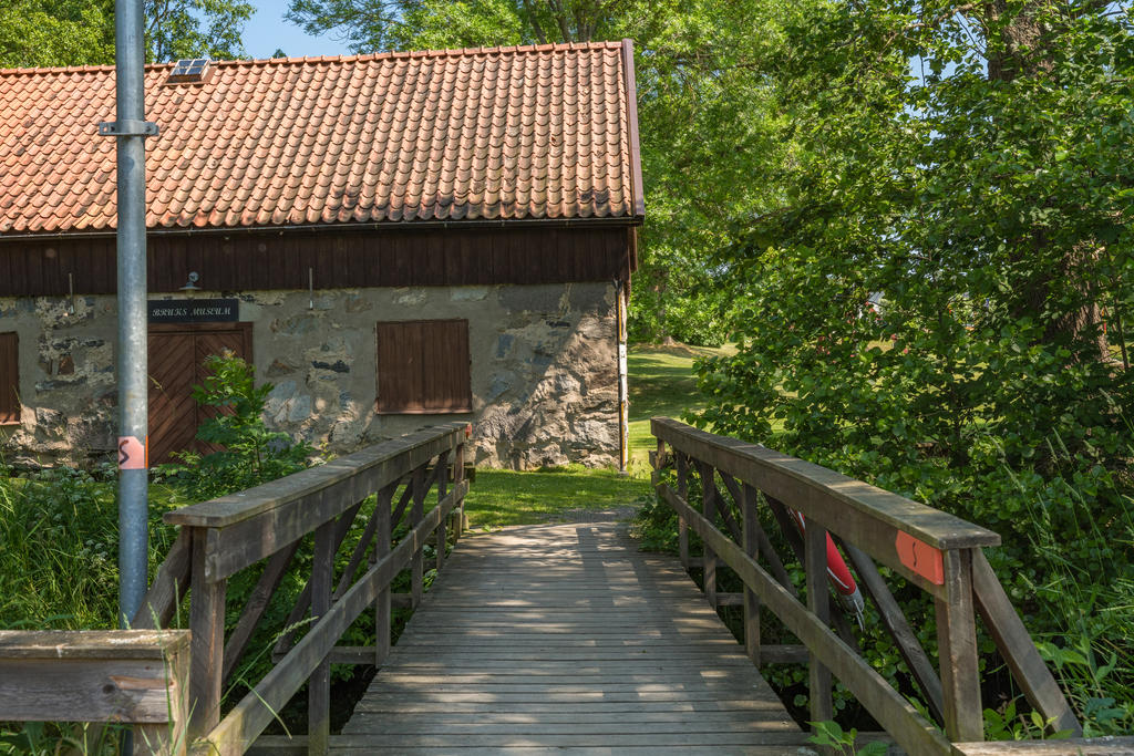 Bruksmuseet i Nävekvarn är närmsta granne, likaså Sörmlandsleden