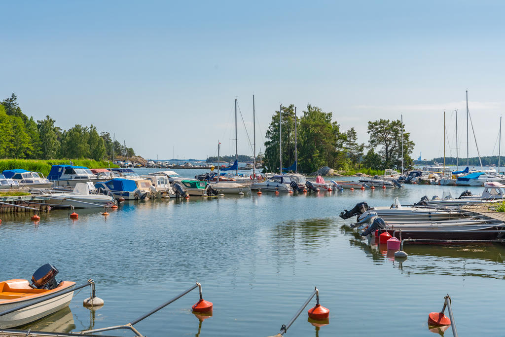 Båthamnen i Nävekvarn, bara några minuter att gå från huset