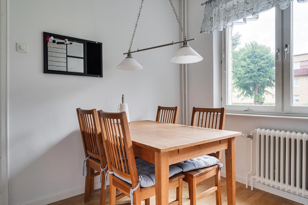 Kök med gott om plats för matbord