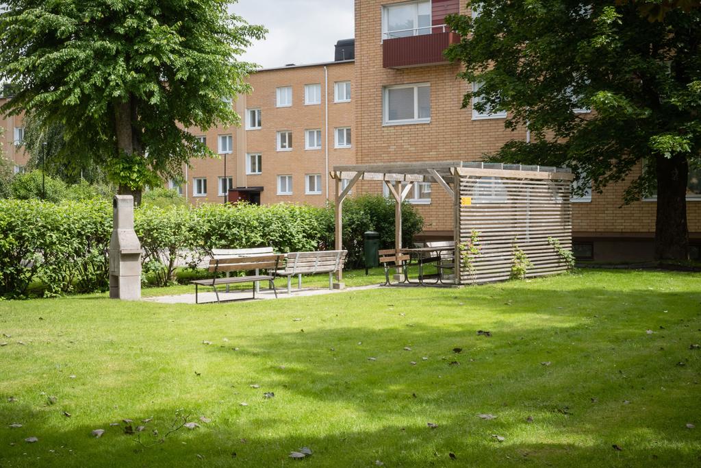 Välskött innergård med uteplats och grillmöjligheter.