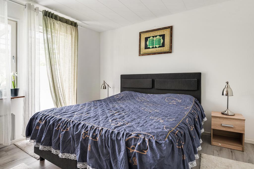 Sovrum 4 med utgång till veranda, övre plan