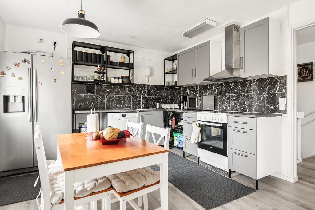 Renoverat kök med utrymme för matplats