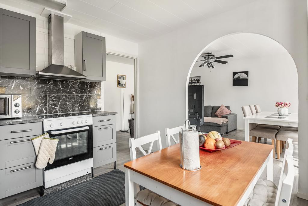 Kök med vy mot vardagsrum