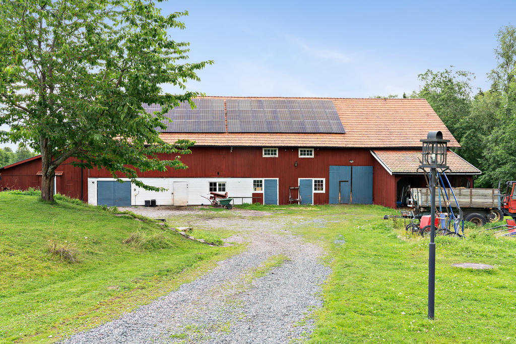 Ekonomibyggnad, stalldel till vänster. 