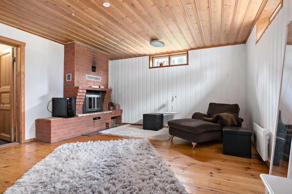 Gillestuga i källaren med insats/kamin
