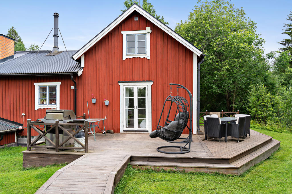 Stort trädäck binder samman bastu/bad med huset.