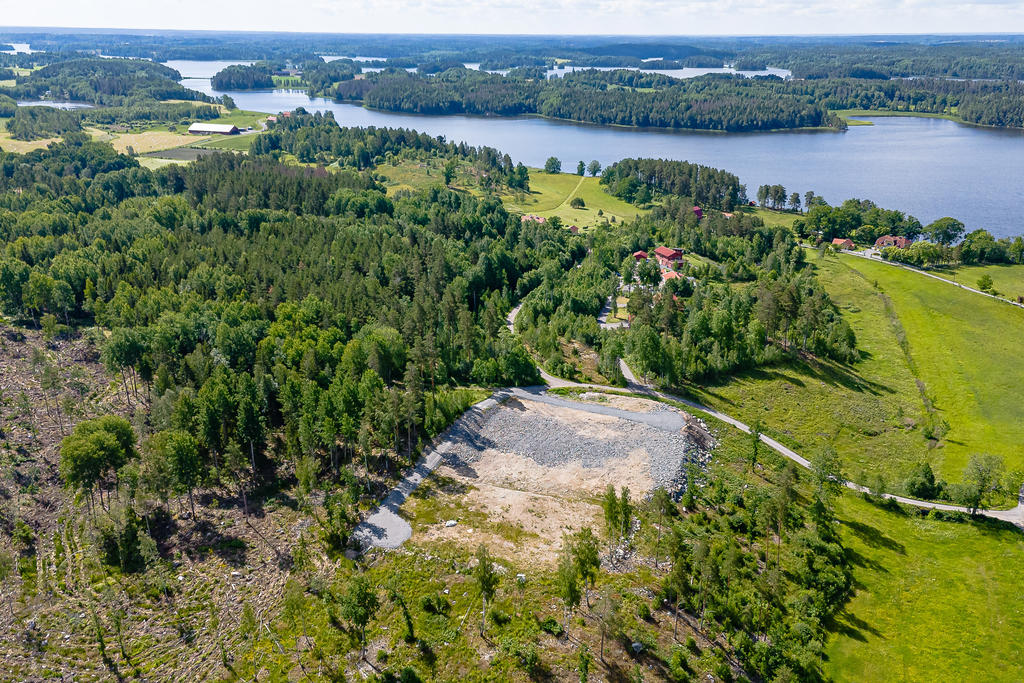 Vacker, typiskt Sörmländsk miljö med skog, sjö och åkermark