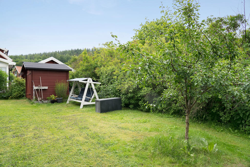 Trädgården är lagom stor och omgiven av bla. syrenhäck.