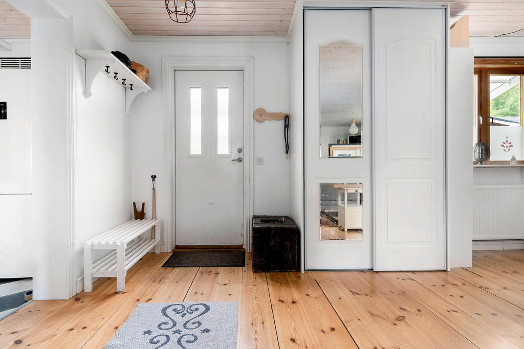 Hall med garderober.