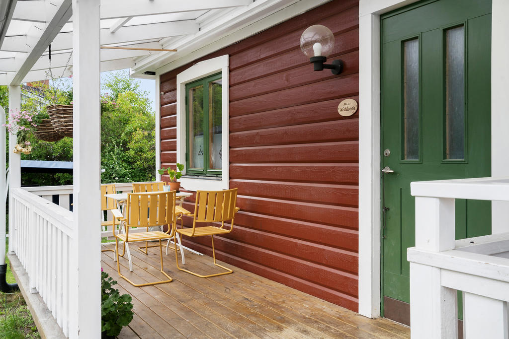 Mysig farstukvist med plats för matgrupp.