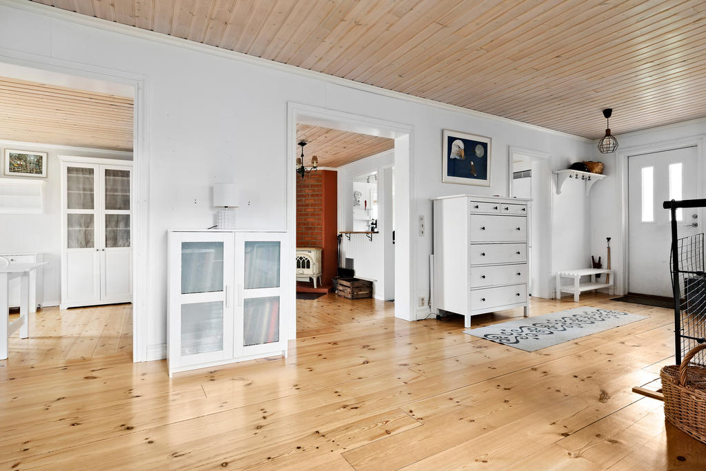 Härliga, stora ytor invändigt på entréplan.
