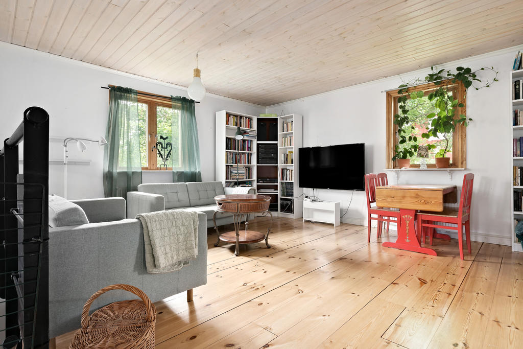 Vardagsrummet är rymligt och ligger i halvöppen planlösning mot kök och matplats.