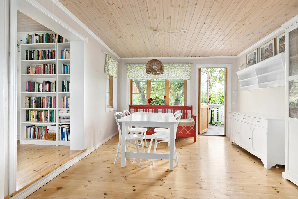 Matplats och utgång till altanen som vetter mot trädgården.