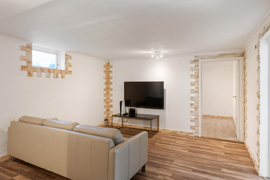 Vardagsrum på källarplan