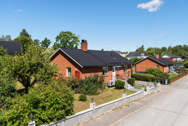 Huset, fin mur mot trottoaren