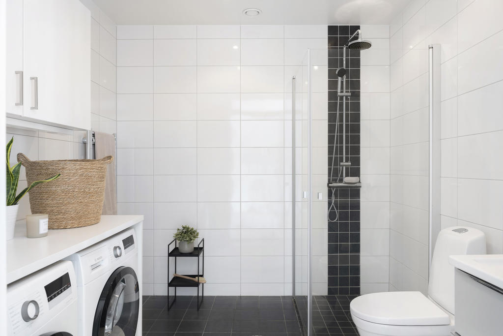 Stort och luftigt badrum med både tvättmaskin och torktumlare
