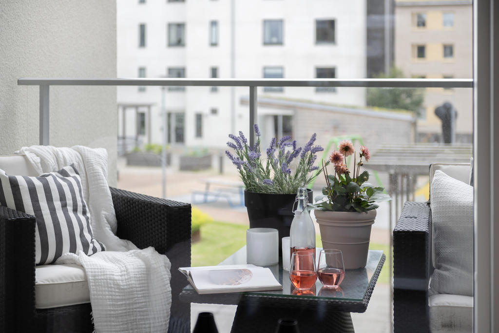 Här finner vi en urban oas där man kan sitta på balkongen och avnjuta den lugna och grönskande innergården