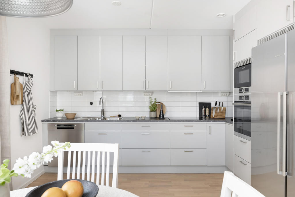 Modernt och stilfullt kök med rostfria detaljer
