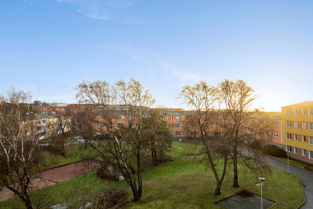 Utsikt från balkong över föreningens innergård och helt fritt från insyn!