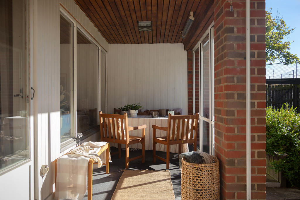 Många väljer att göra vardagsrummet större genom att låta uterummet bli en del av vardagsrummet