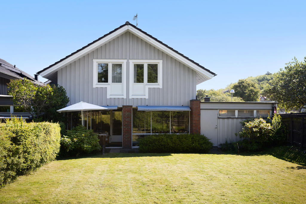 Rymligt kedjehus med gaveltomt. Sovrum med utsikt mot vattnet.