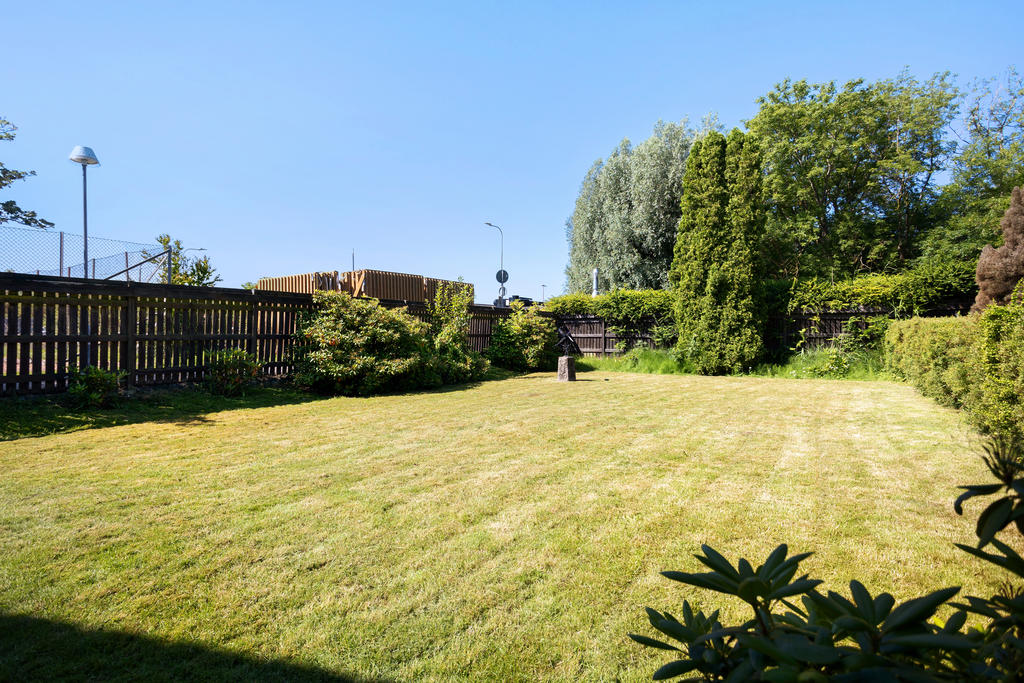 På andra sidan staketet ligger Hinsholmens småbåtshamn.