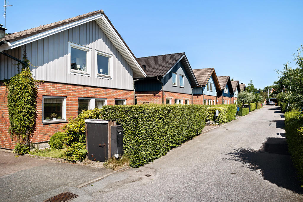 Längst in på lugn återvändsgata. Barnen kan gå till intilliggande lekplats utan att korsa någon väg.