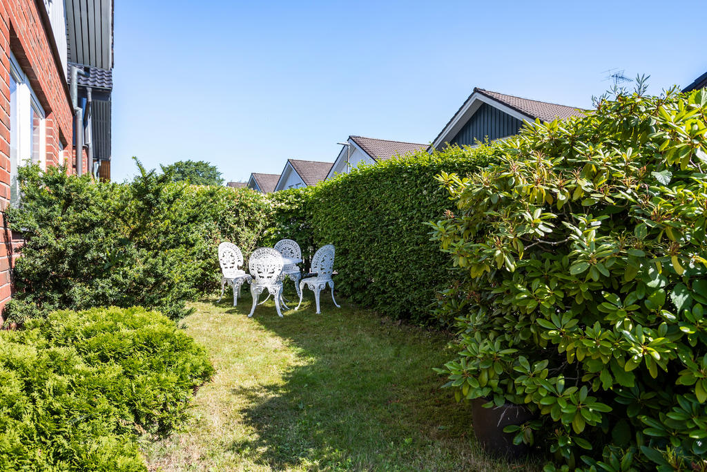 Uteplats vid köket i österläge.