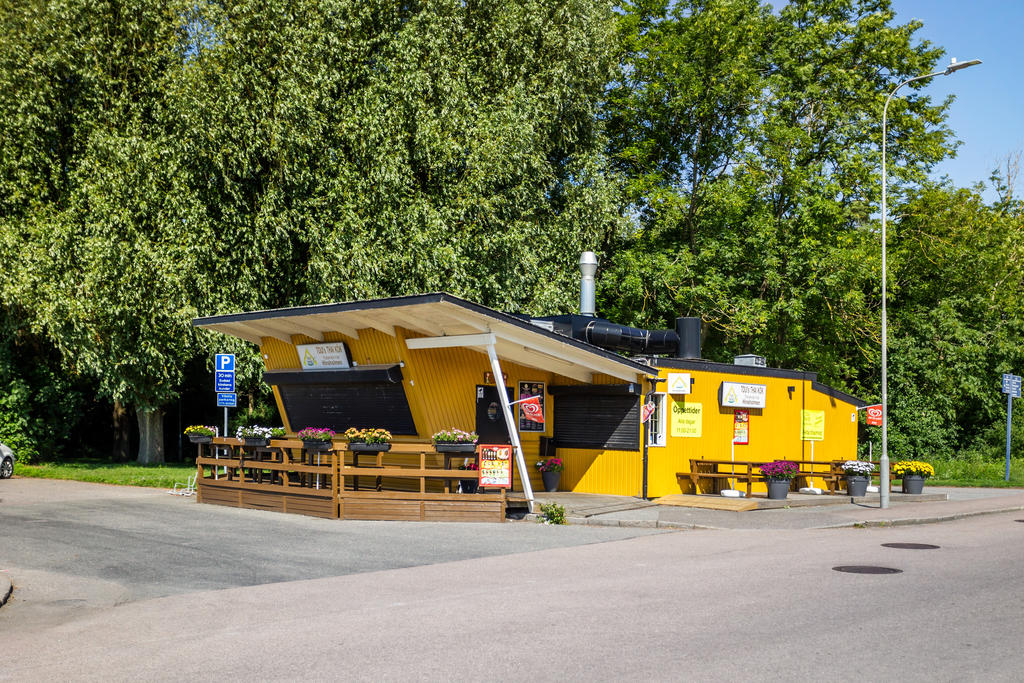 Gångavstånd till den omtyckta Thairestaurangen.
