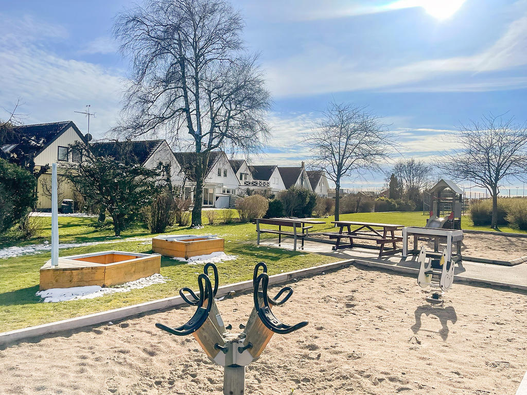 Huset vetter mot bilfria grönytor och lekplats.