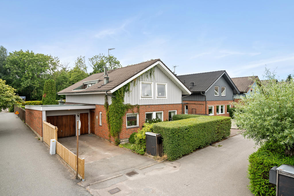 Det vidbyggda garaget används idag som förråd, men går att återställa med plats för 1 bil.