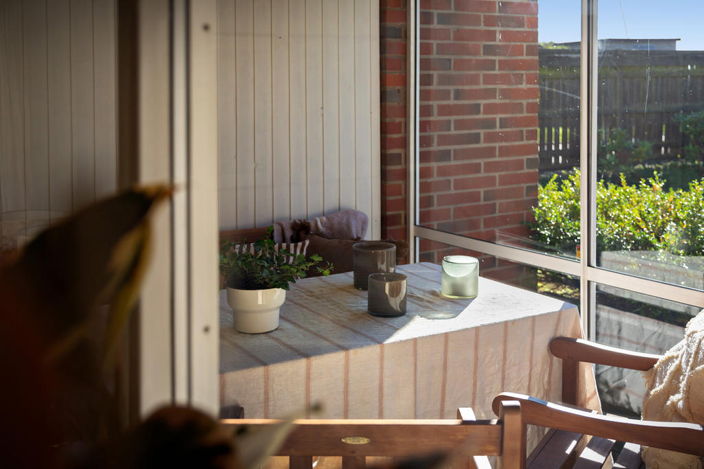 Utsikt mot uterum och trädgård