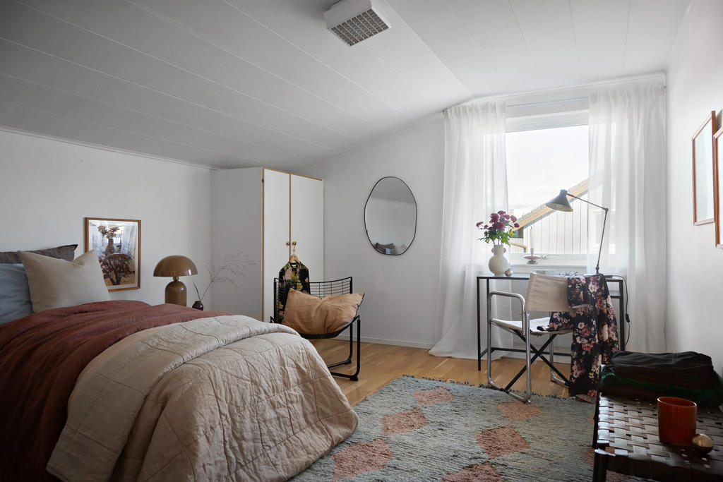 På övre plan finner ni fyra lika stora sovrum, rymlig hall och ett stort badrum. Enhetliga parkettgolv i alla rum ger ett fin känsla.
På bild sovrum 2