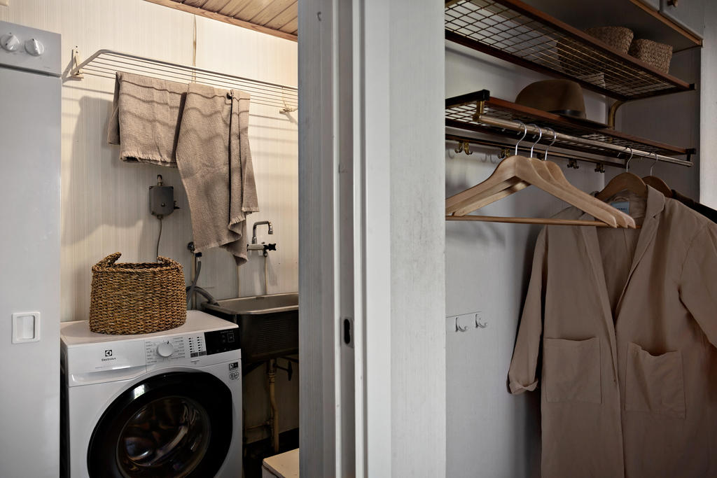 Direkt till vänster om entrén ligger tvättstugan. Ni kommer också vidare ut till garaget/förrådet här ifrån
