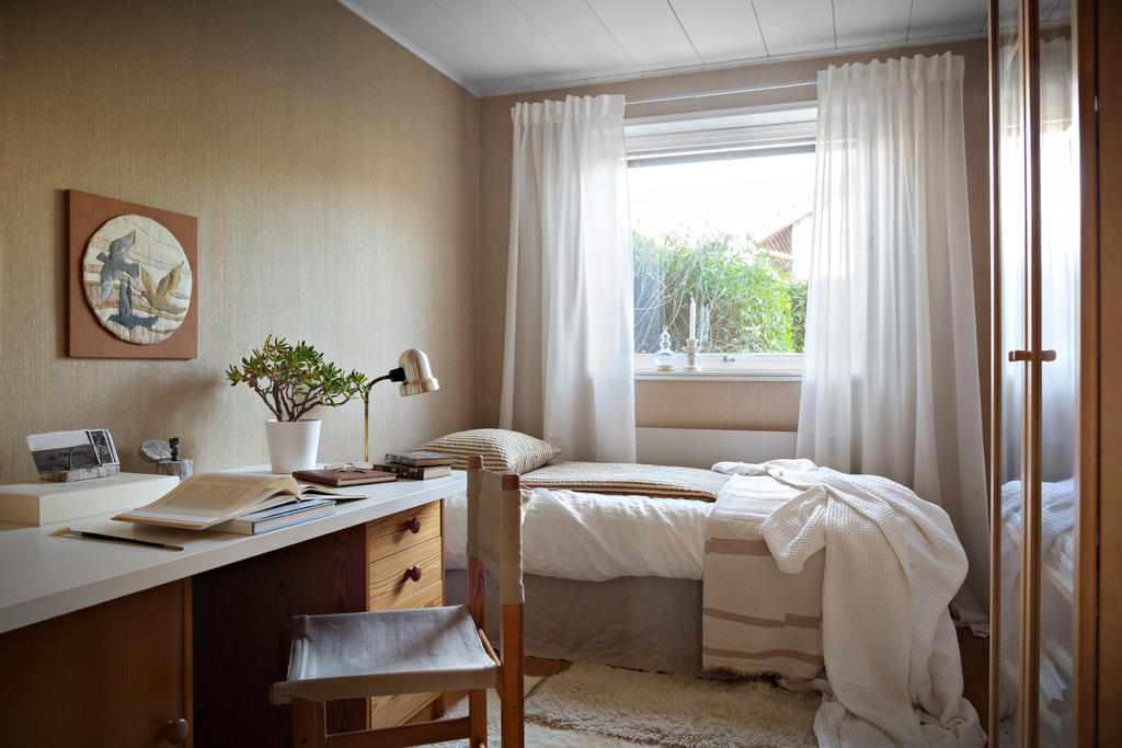 Sovrum 1 entréplan. Önskas större sällskapsytor i köket kan ni ta ned väggen mot matplatsen