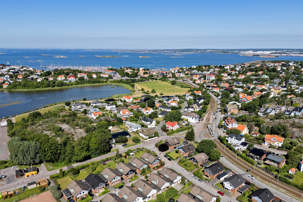 Att bo i ett lugnt och barnvänligt villa område, intill badplats, båthamn och spårvagn, som tar dig direkt till stan utan byten, är få förunnat.