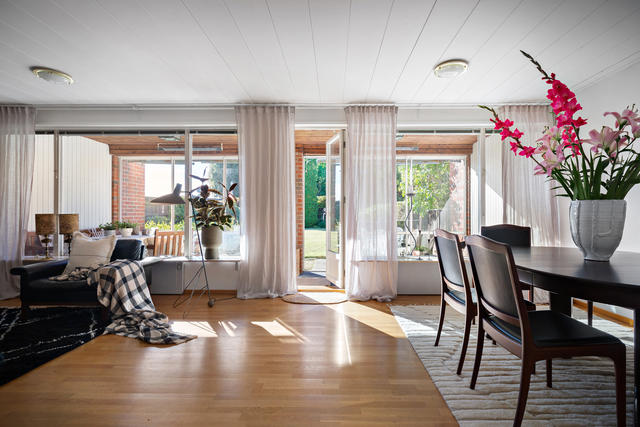 Rymligt vardagsrum med ekparket och ljusa väggar